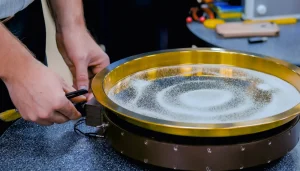 A cimática, termo derivado do grego kyma (onda), é o estudo das formas visíveis criadas pela vibração do som. Embora pareça algo moderno, na verdade é uma área que atravessa séculos e conecta ciência, arte, filosofia e espiritualidade. A ideia central é simples: quando uma superfície ou substância é submetida a uma frequência sonora, ela responde criando padrões geométricos. Esses padrões não são aleatórios, eles seguem leis universais que expressam a ordem do universo, especialmente a lei da ressonância.